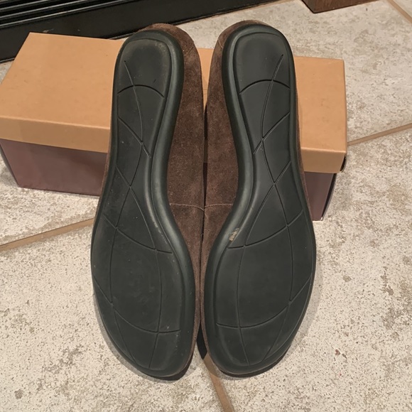 Coldwater Creek Brown Flats - Picture 3 of 3